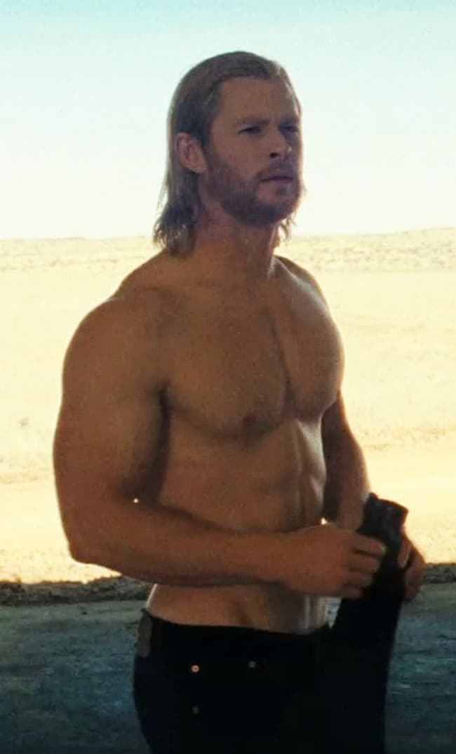 Chris Hemsworth Shirtless in Australia April 2016 | POPSUGAR Celebrity