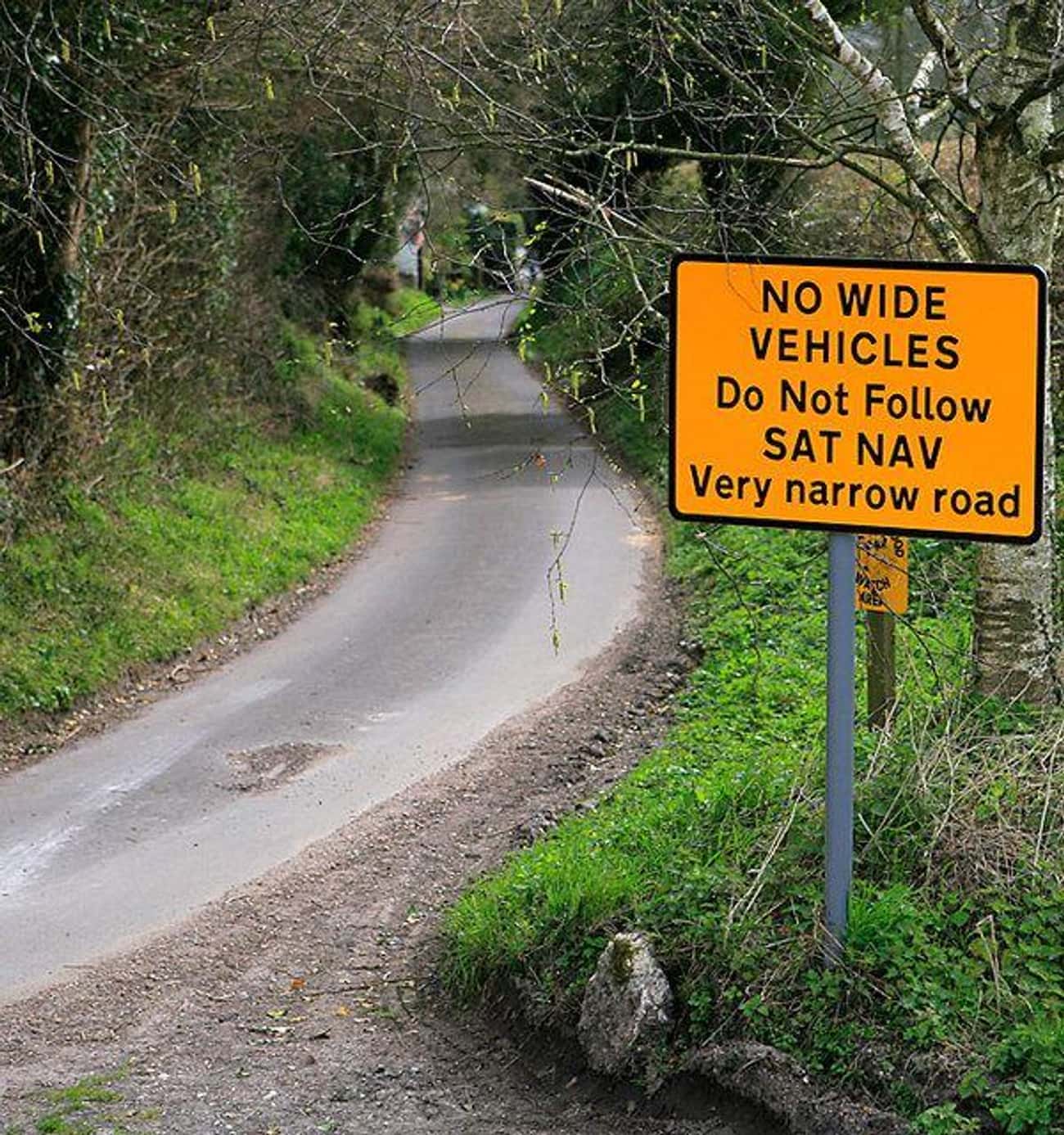 UK Motorists Follow GPS, Get Stuck On Narrow Roads