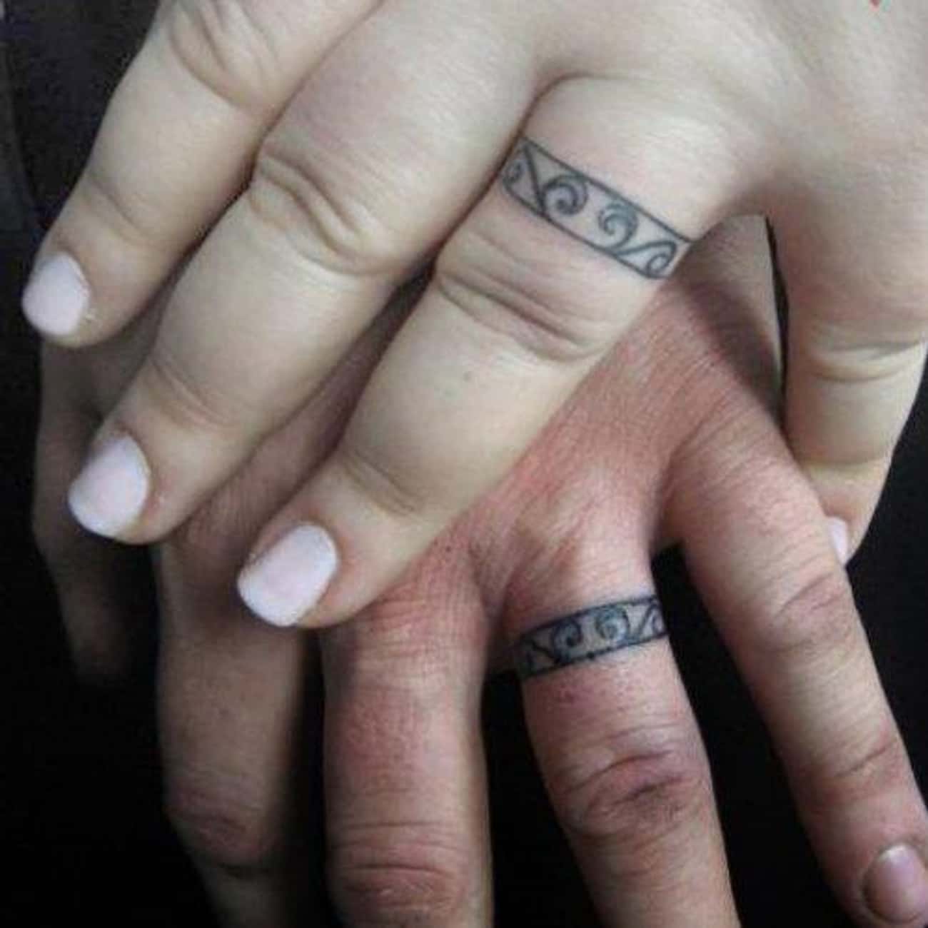 Татуировка в виде кольца на безымянном пальце