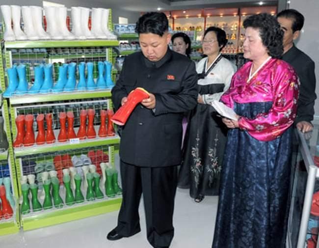 Bilderesultat for kim jong un watches things