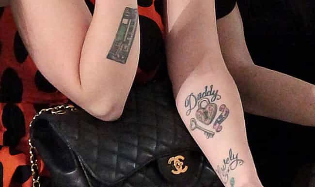 On Kelly Osbourne's right arm is a keyboard tattoo. 