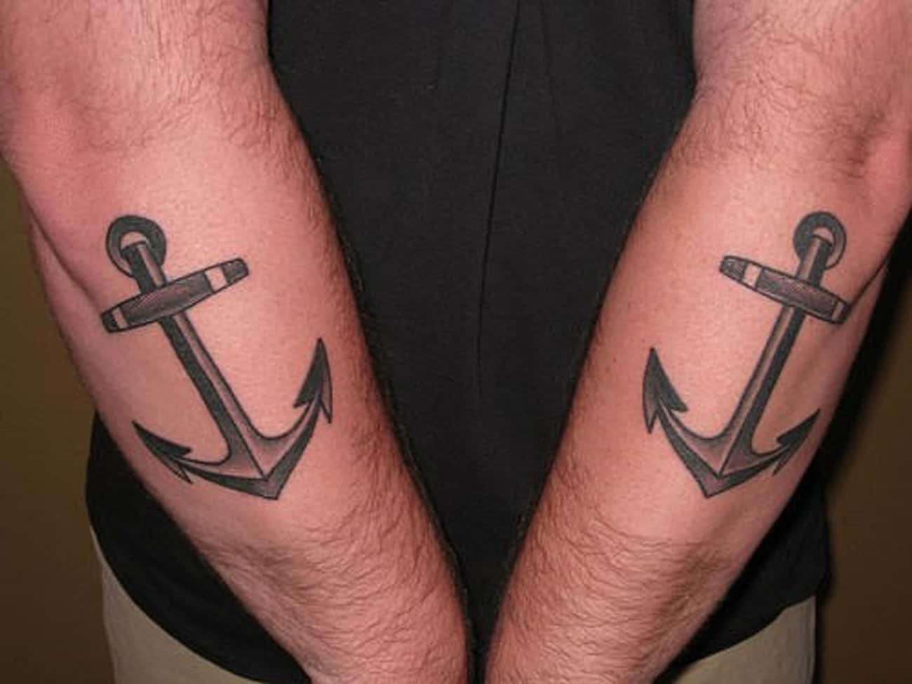 Моряк с татуировкой якоря