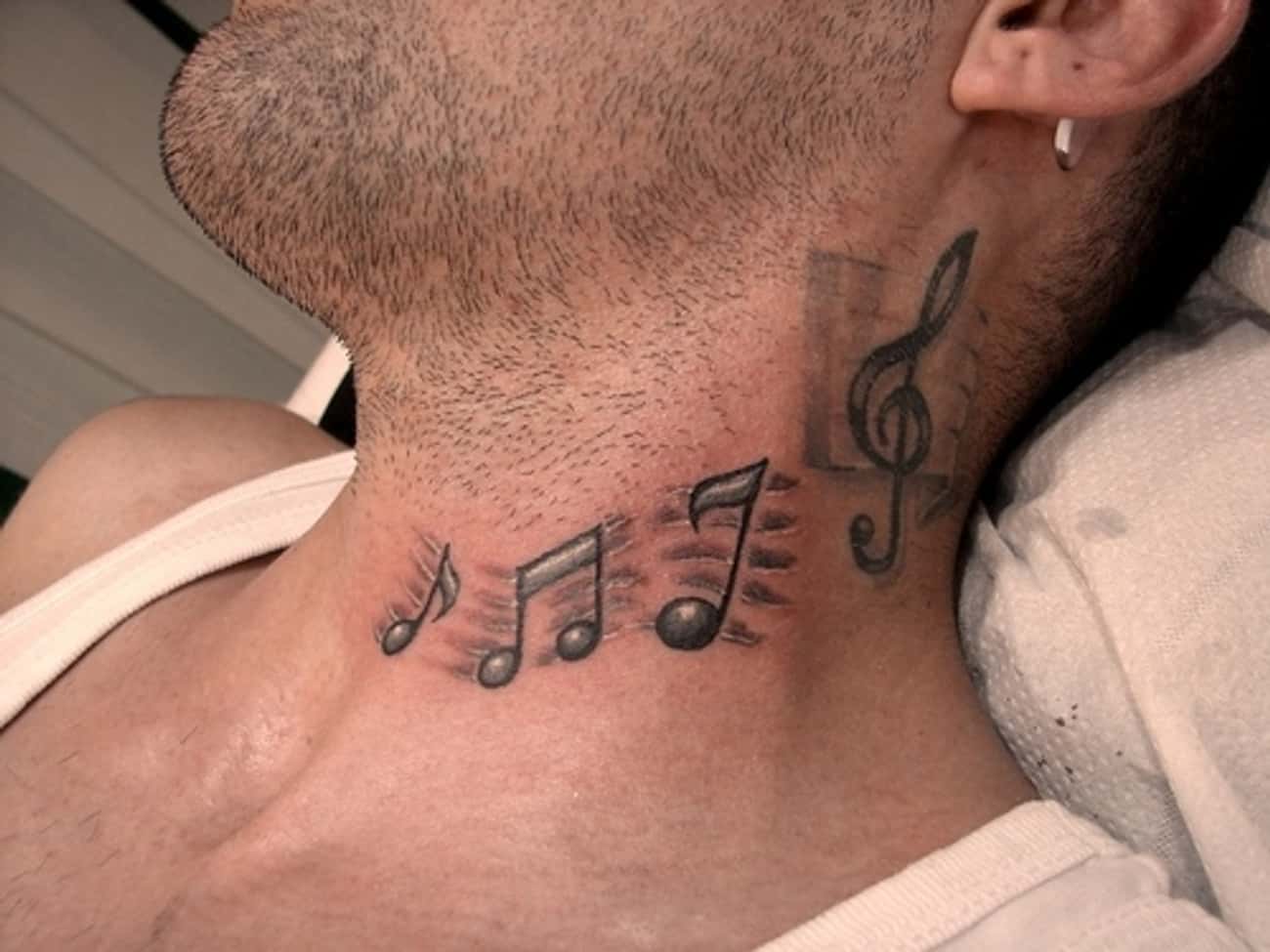 Музыкальное тату на шее