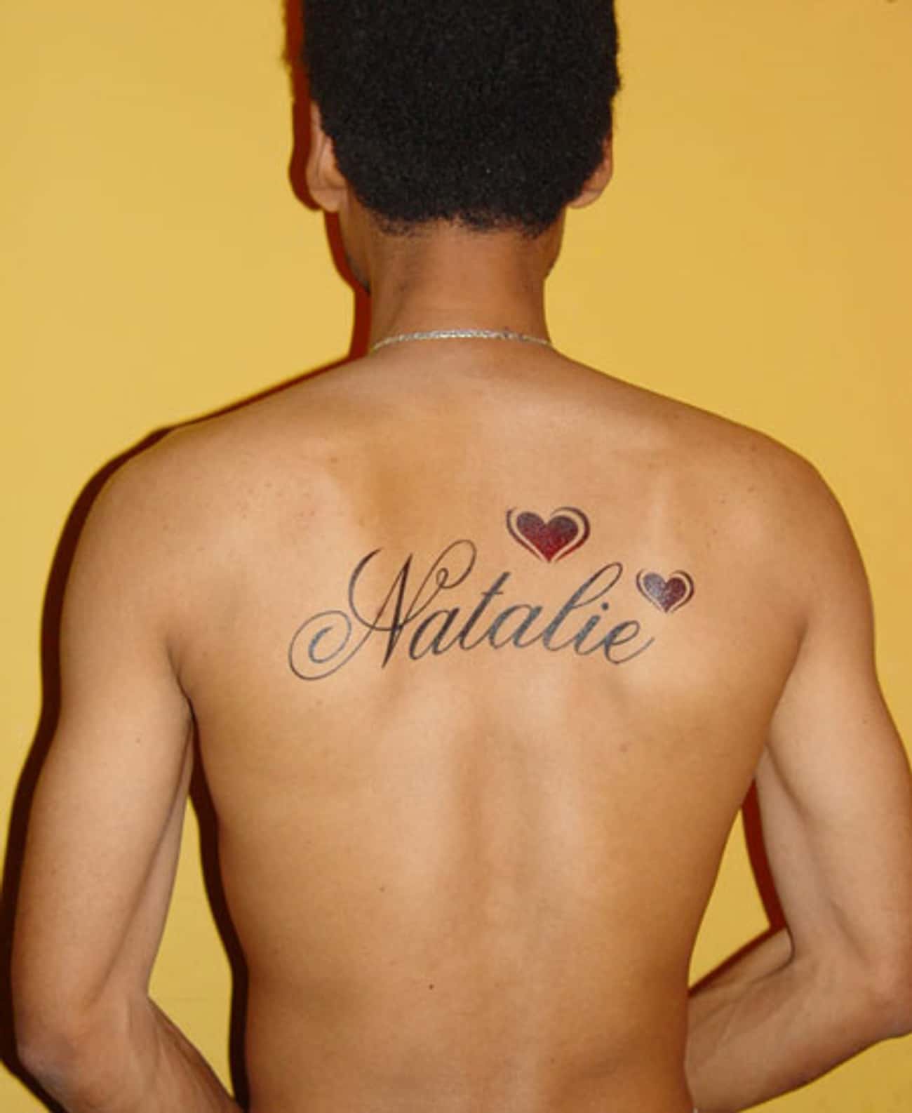 Татуировка с именем на спине