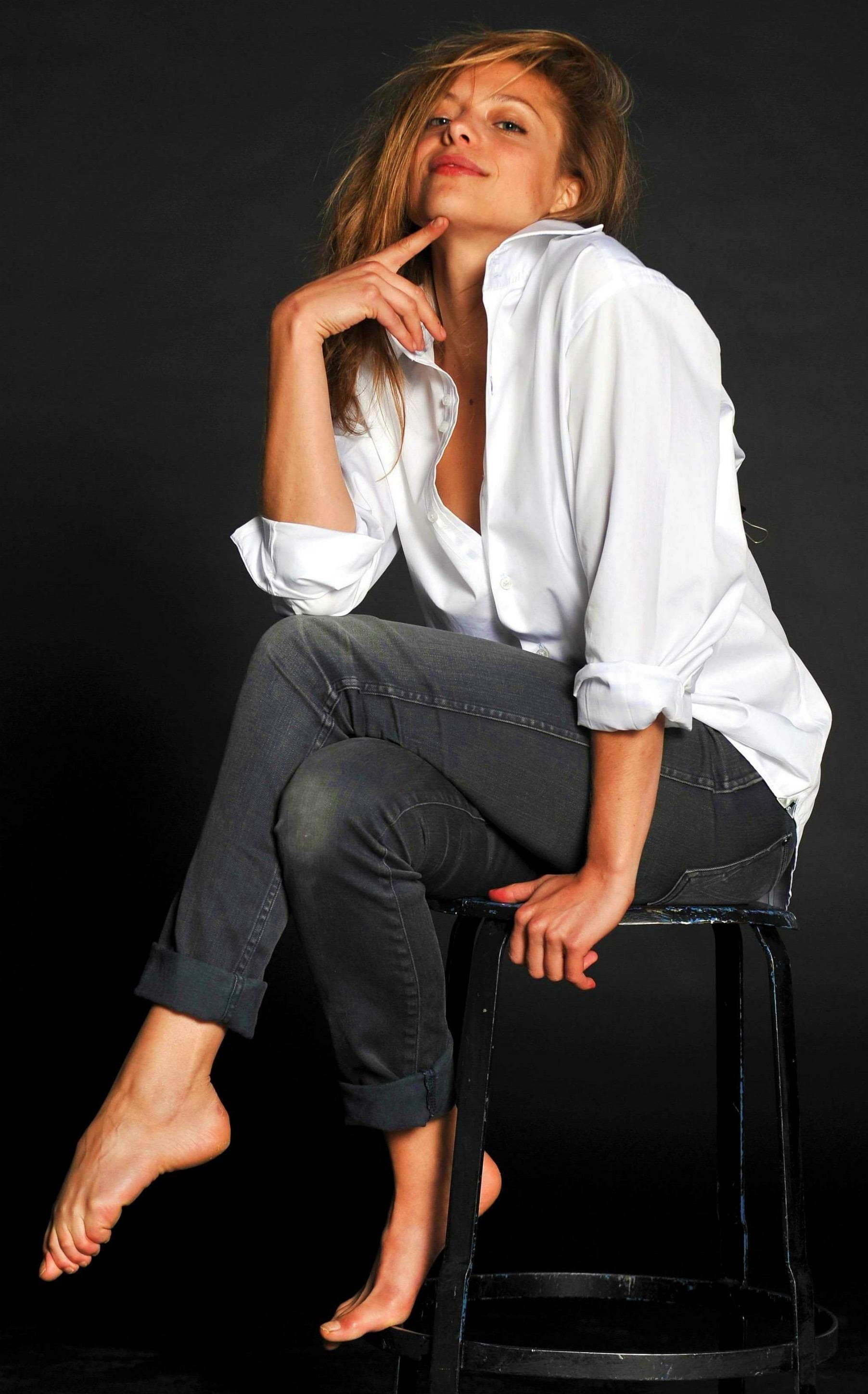 Lizzie Brochere Hot Pics Near-Nude Lizzie Brochere Photos