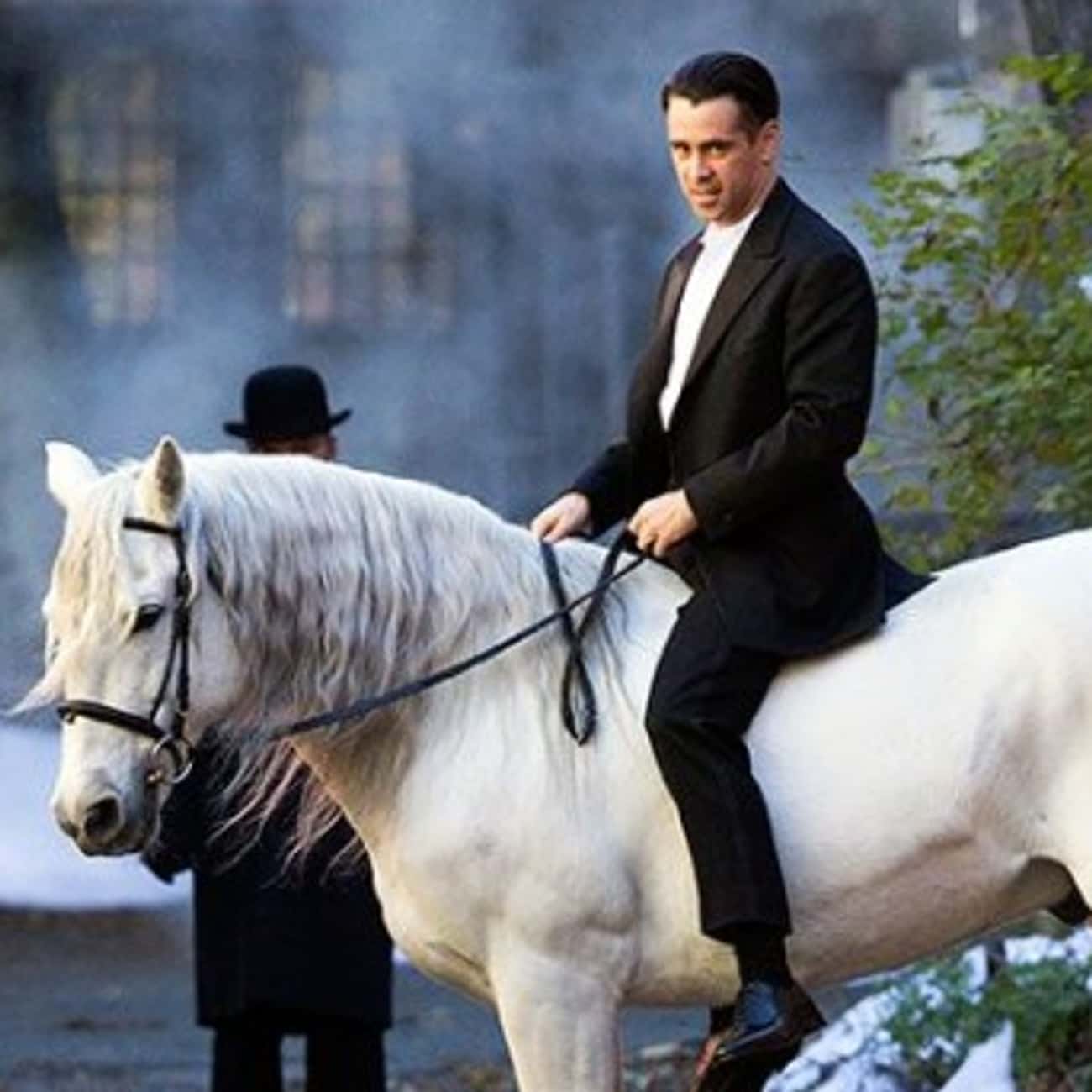 Белая лошадь теракт. Колин Фаррелл на лошади. Мужчина на лошади. Мужчина на белом коне.