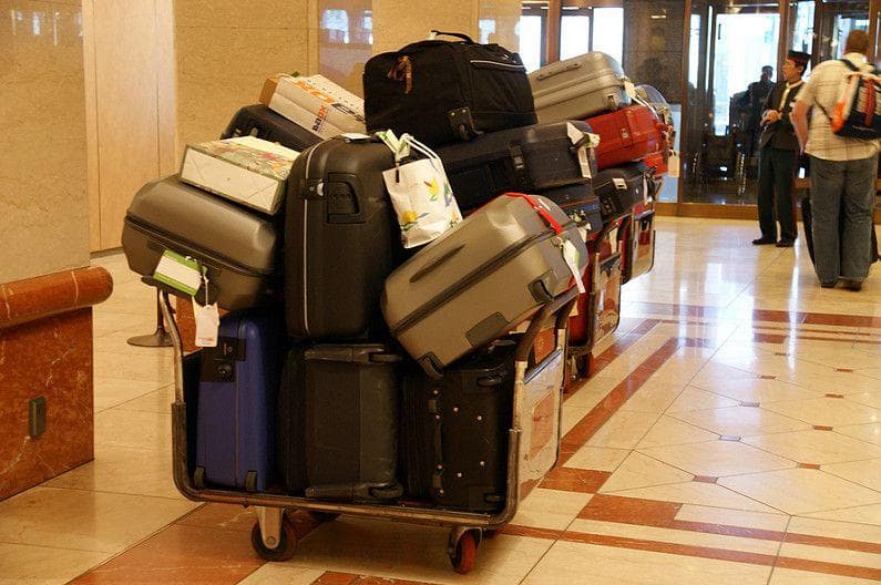 Огромный багаж. Московский вокзал санкт-петербург зал ожидания. Питер московский вокзал зал ожидания. Московский вокзал санкт-петербург внутри. Оставь багаж санкт петербург московский вокзал.