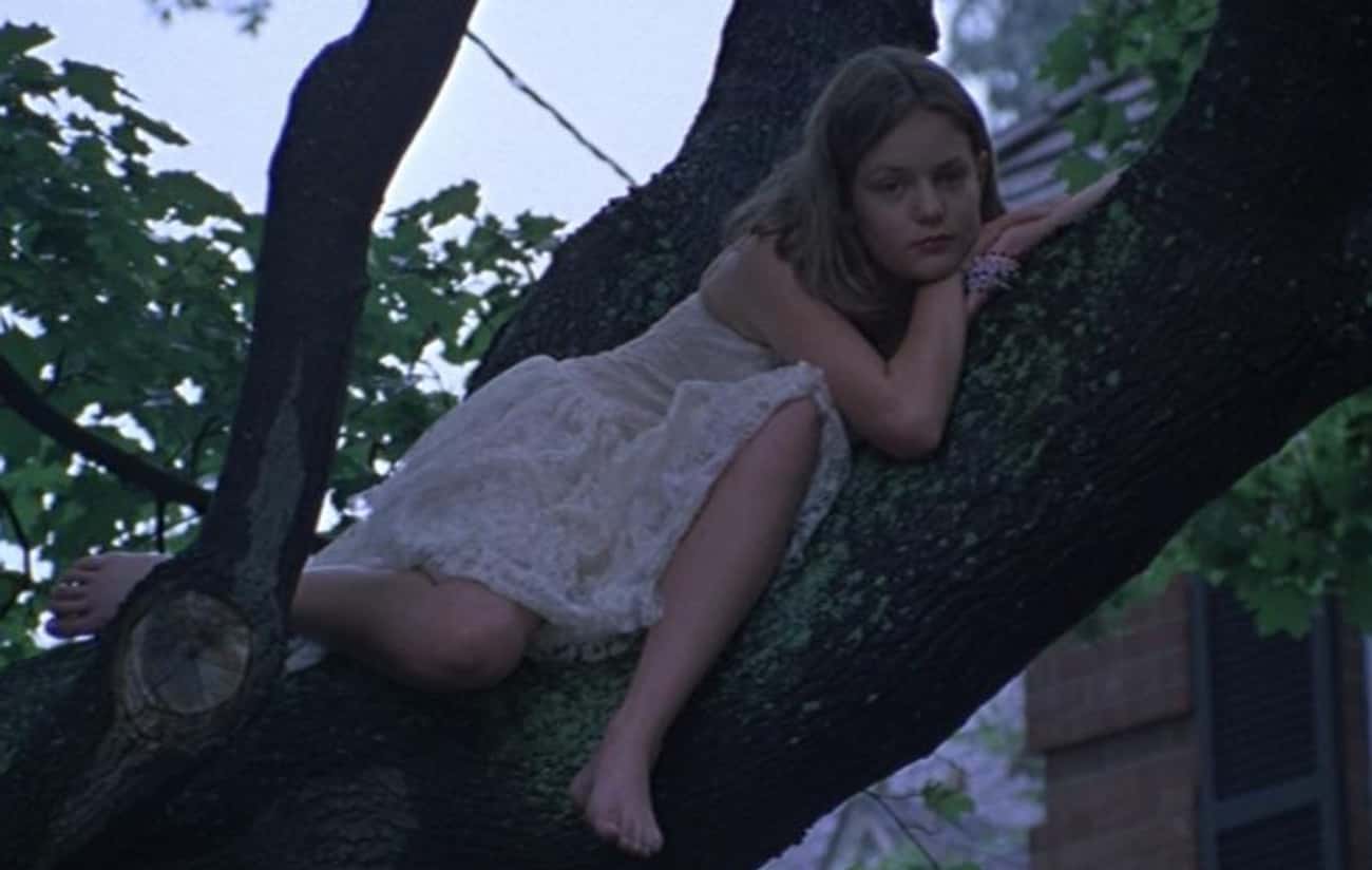 Распутное детство похожие. The Virgin Suicides (2000) кадры. «Девственниц-самоубийц» Софии Копполы.. Сесилия Лисбон.