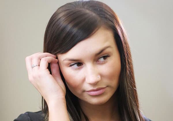 Элегантная француженка. Поправляет волосы. Что значит когда девушка поправляет волосы. Красивые французские девушки. Девушка поправляет волосы рукой.