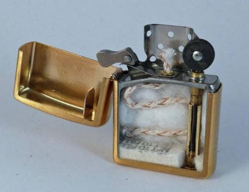 Как устроена зажигалка. Бензиновая зажигалка Zippo 28123. Зиппо зажигалка изнутри. Зажигалка зиппо в разрезе. Строение зажигалки зиппо