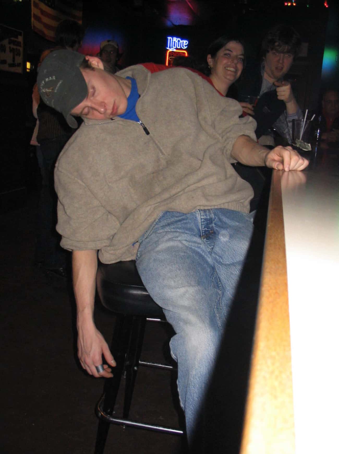 Видеть пьяных мужчин. Пьяные люди в баре.