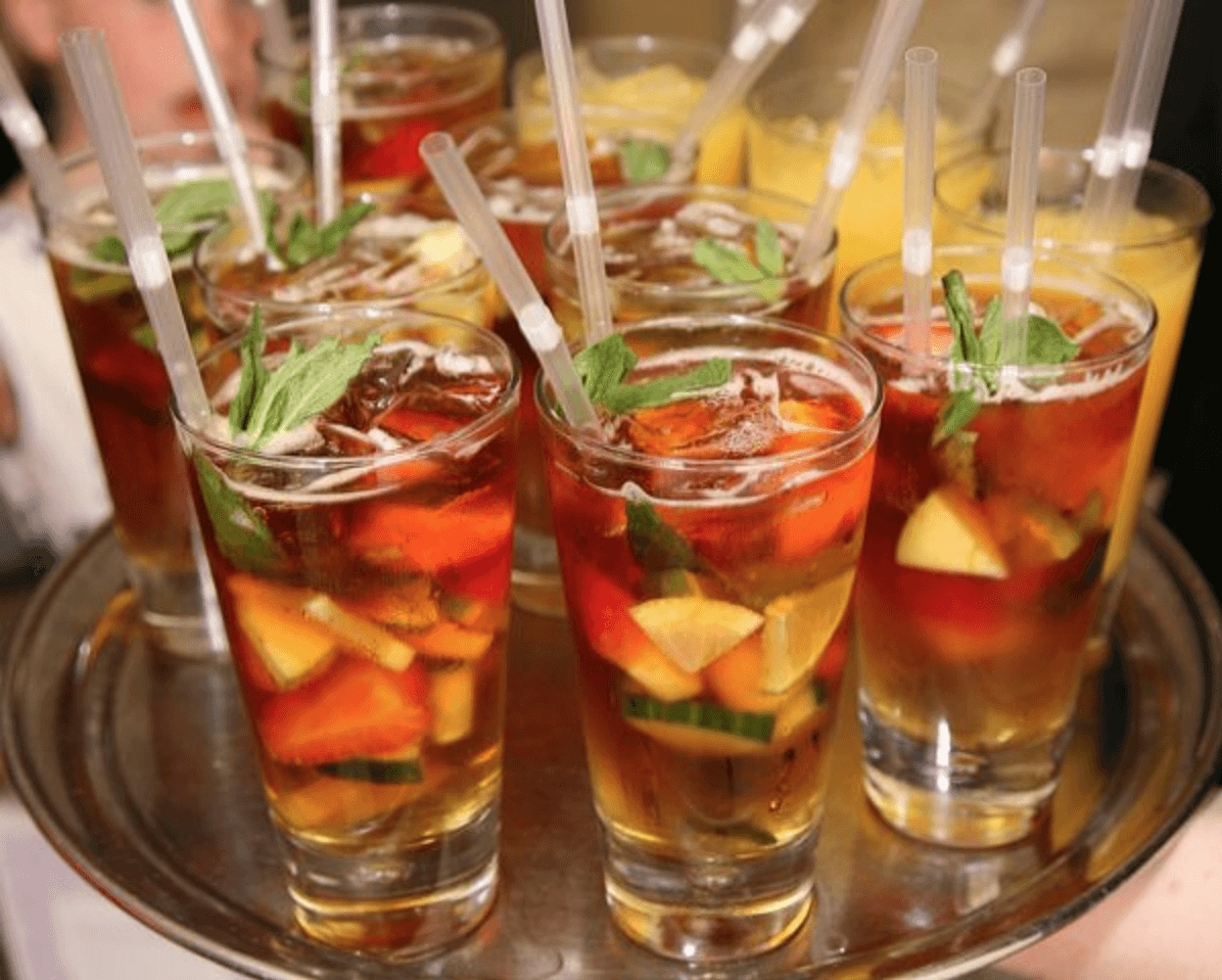 Необычные коктейли. Напитки в кафе. Коктейли на подносе. 30 подача напитков. 30 подача напитков.