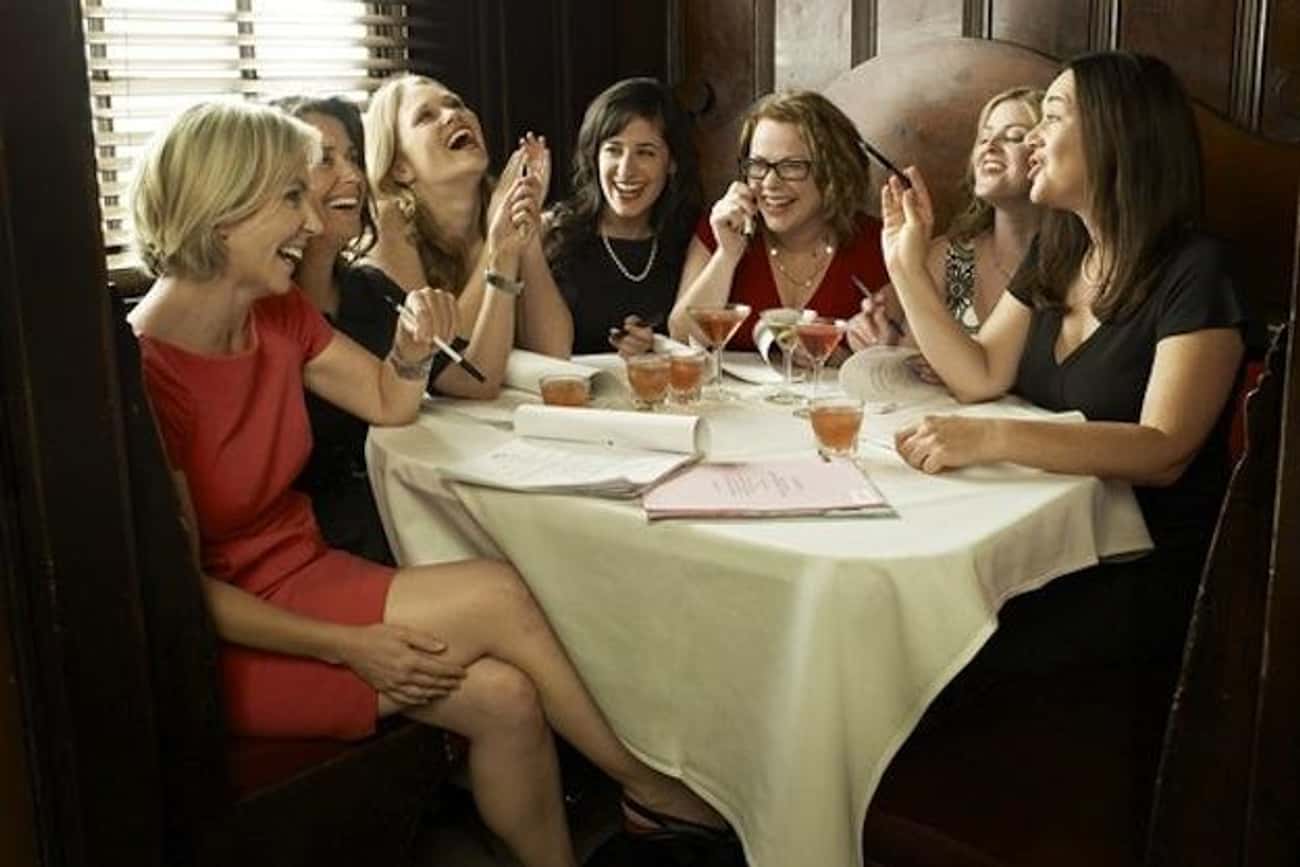 Встречаться с подругой другу. Встреча подруг. Подруги за столом. Женщины для встреч. Подруги в кафе.