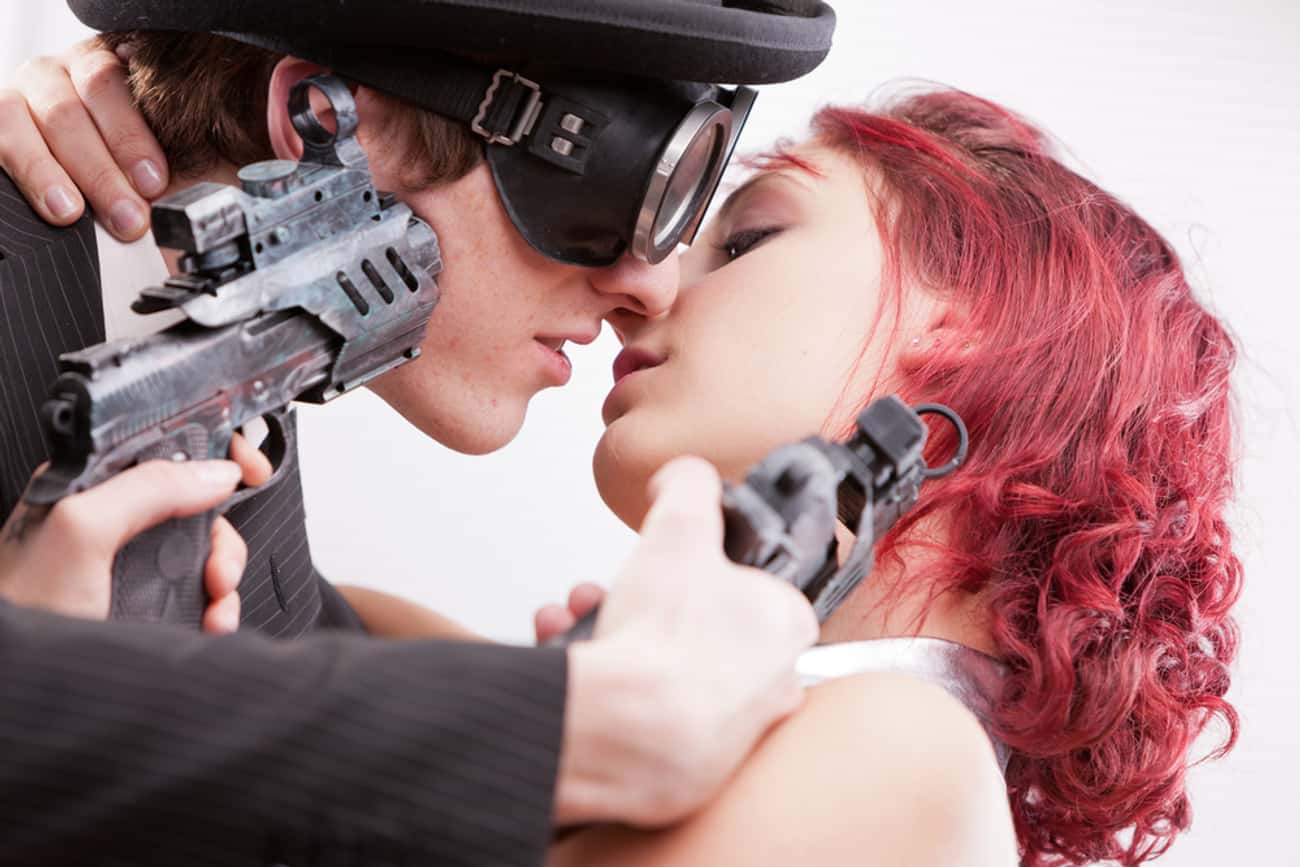 Видео 2 девушки и мужик. Люди целятся друг в друга. Человек с двумя пистолетами. Пистолеты друг на друга. Парень и девушка с пистолетами друг на друга.