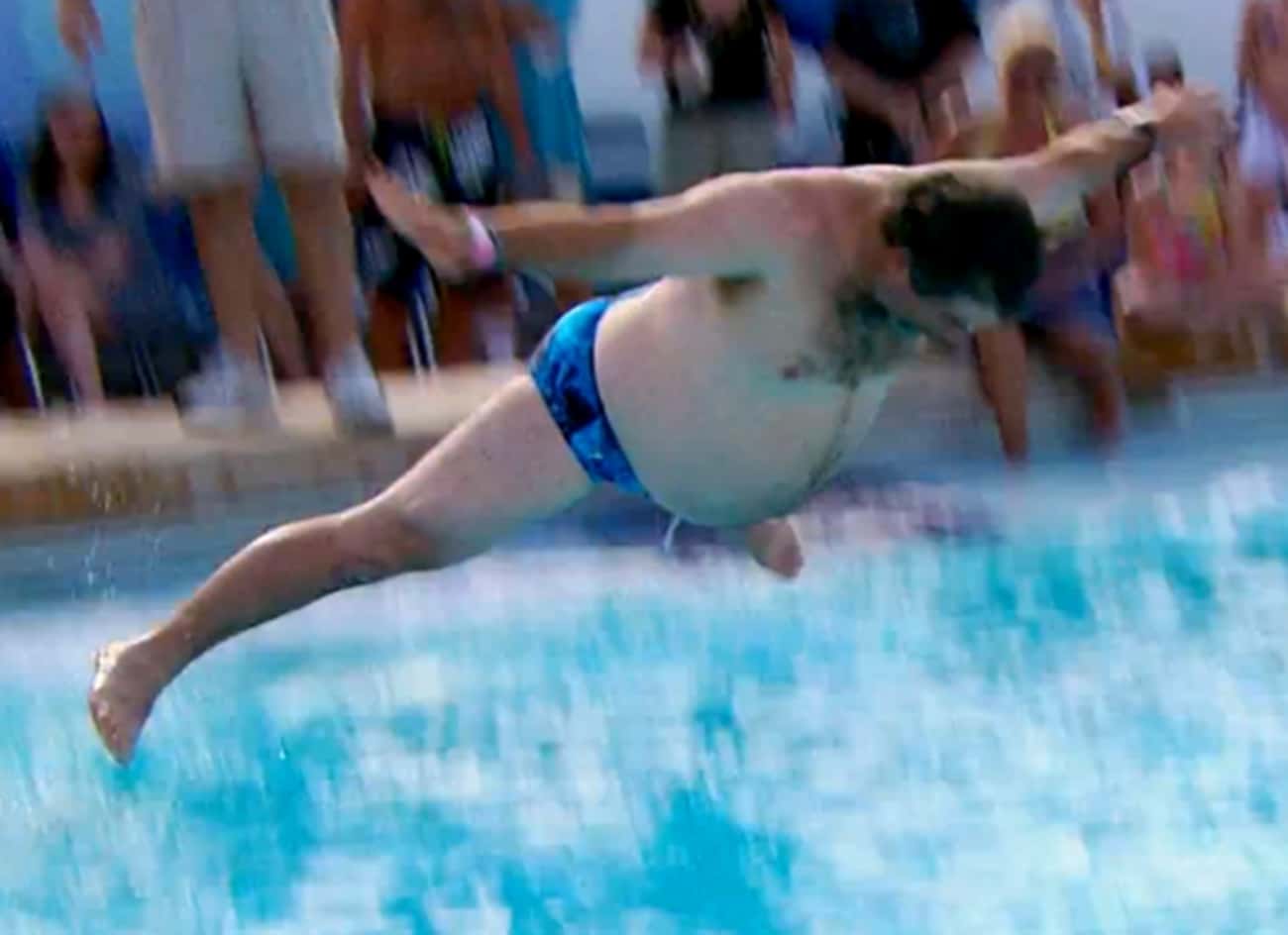 Толстуха скачет. Мужчина прыгает в бассейн. Толстый человек в бассейне. Толстый прыгает в бассейн. Толстый прыгает в воду.