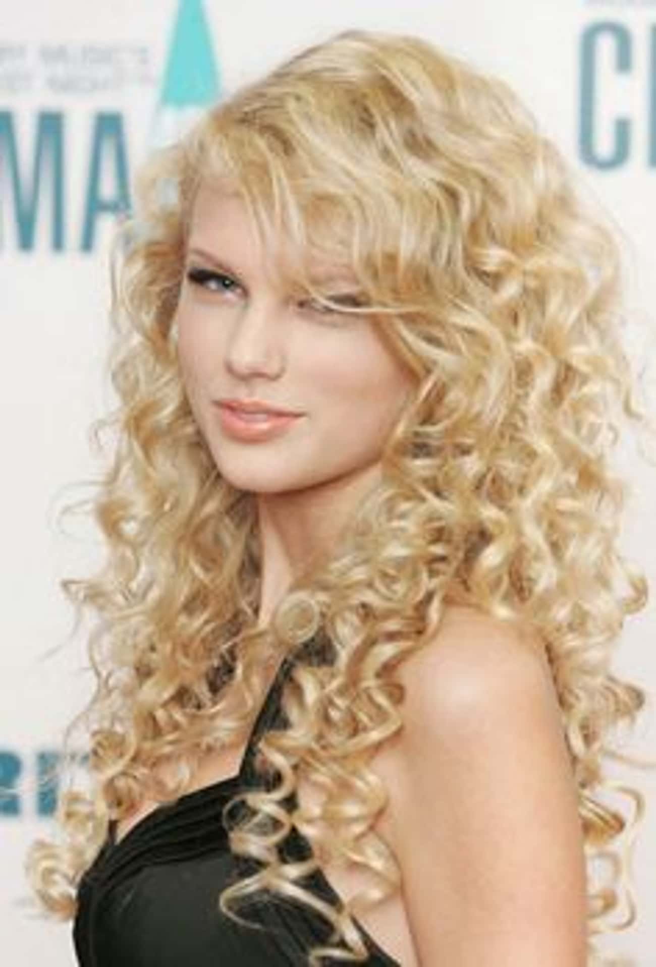 Young Taylor Swift in a Black Dress at an Awards Show