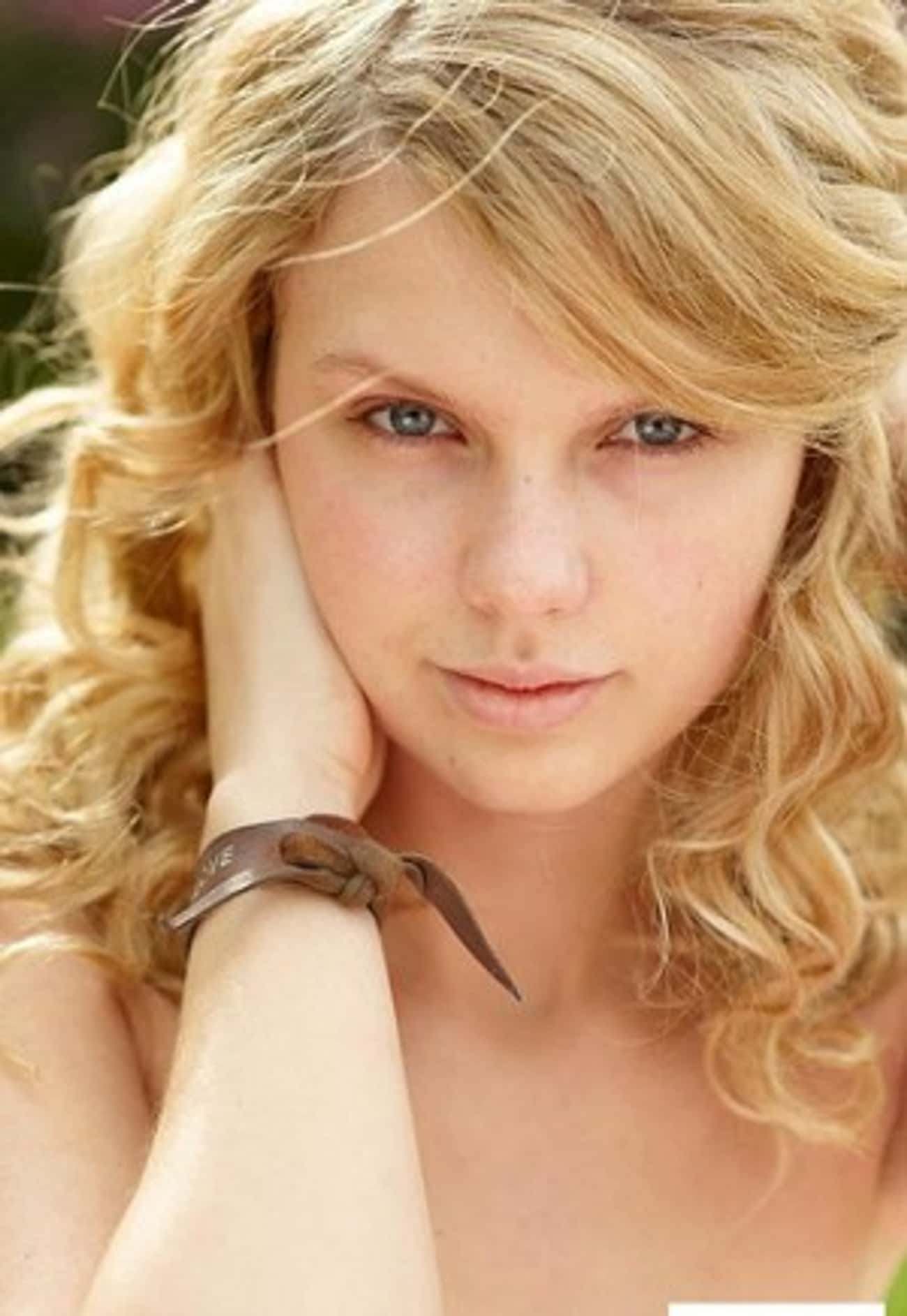 Young Taylor Swift Closeup Shot