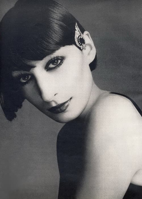 21 Pictures of Young Anjelica Huston