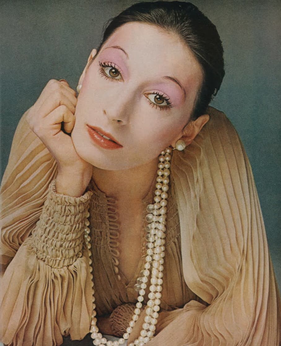 21 Pictures of Young Anjelica Huston