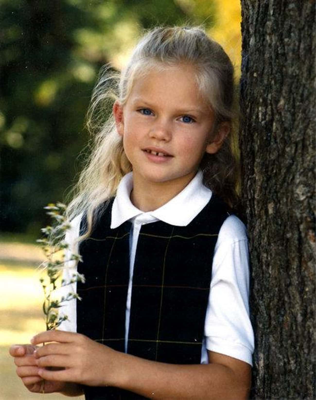 Young Taylor Swift Posing by a Tree