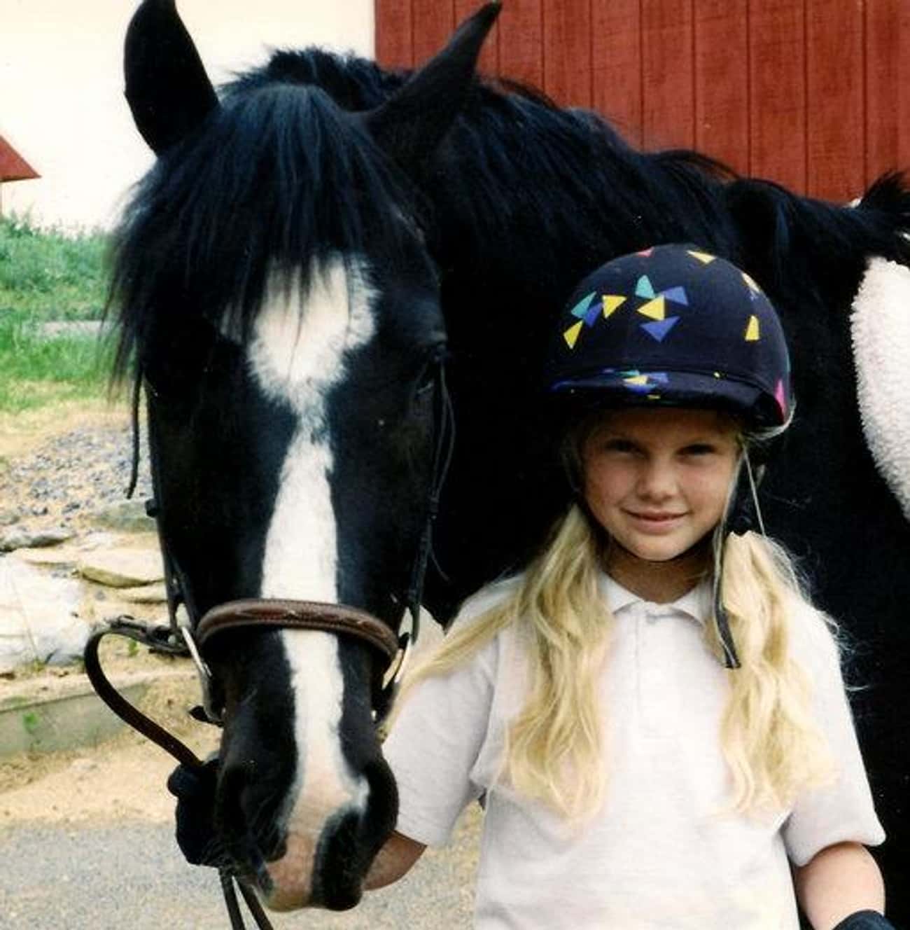 Young Taylor Swift with a Horse