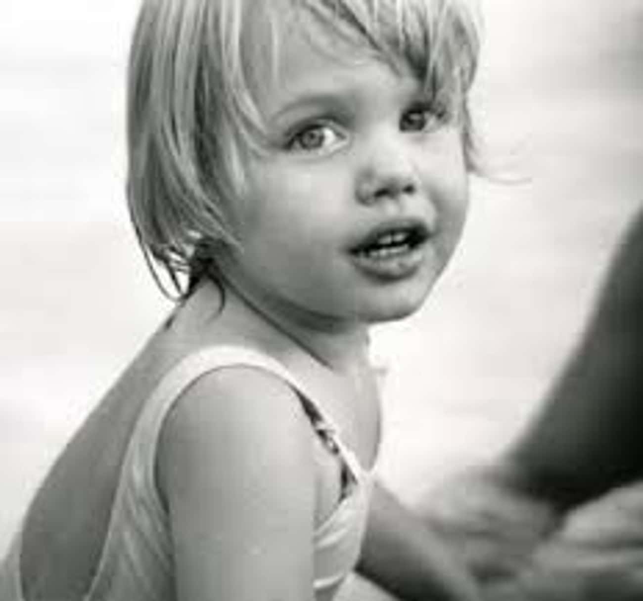 Помнится в детстве. Анджелина Джоли в детстве. Анджелина Джоли в детстве и юности. Анджелина Джоли в детстве фото. Анджелина Джоли в демтае.