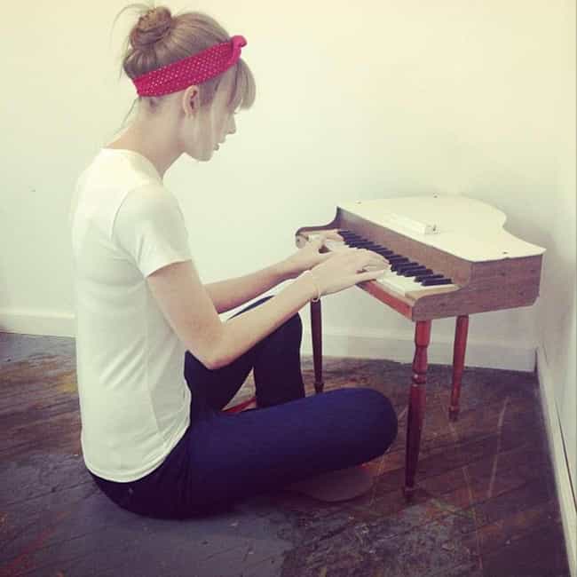 Taylor Swift Is Even Too Tall to Play the Piano