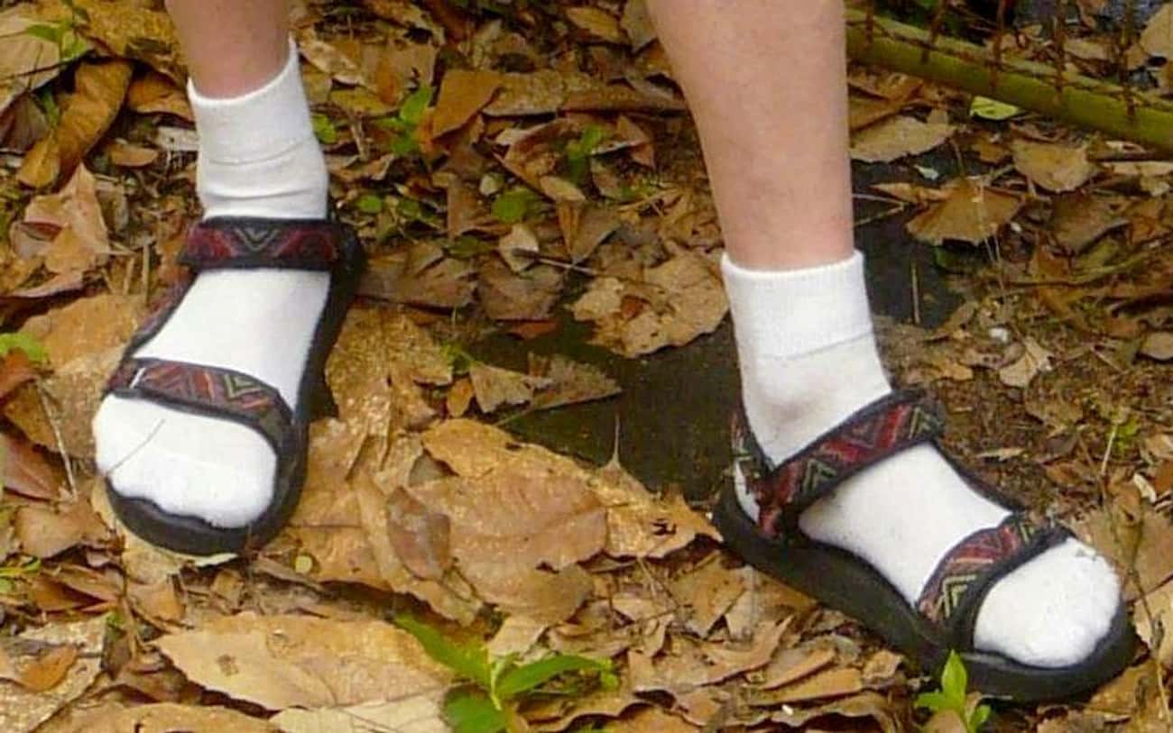 Как правильно сандаль или. Сандали с белыми носками. Сандалии с белыми носками. Белые носки с белыми сандалями. Носки в сандалях.
