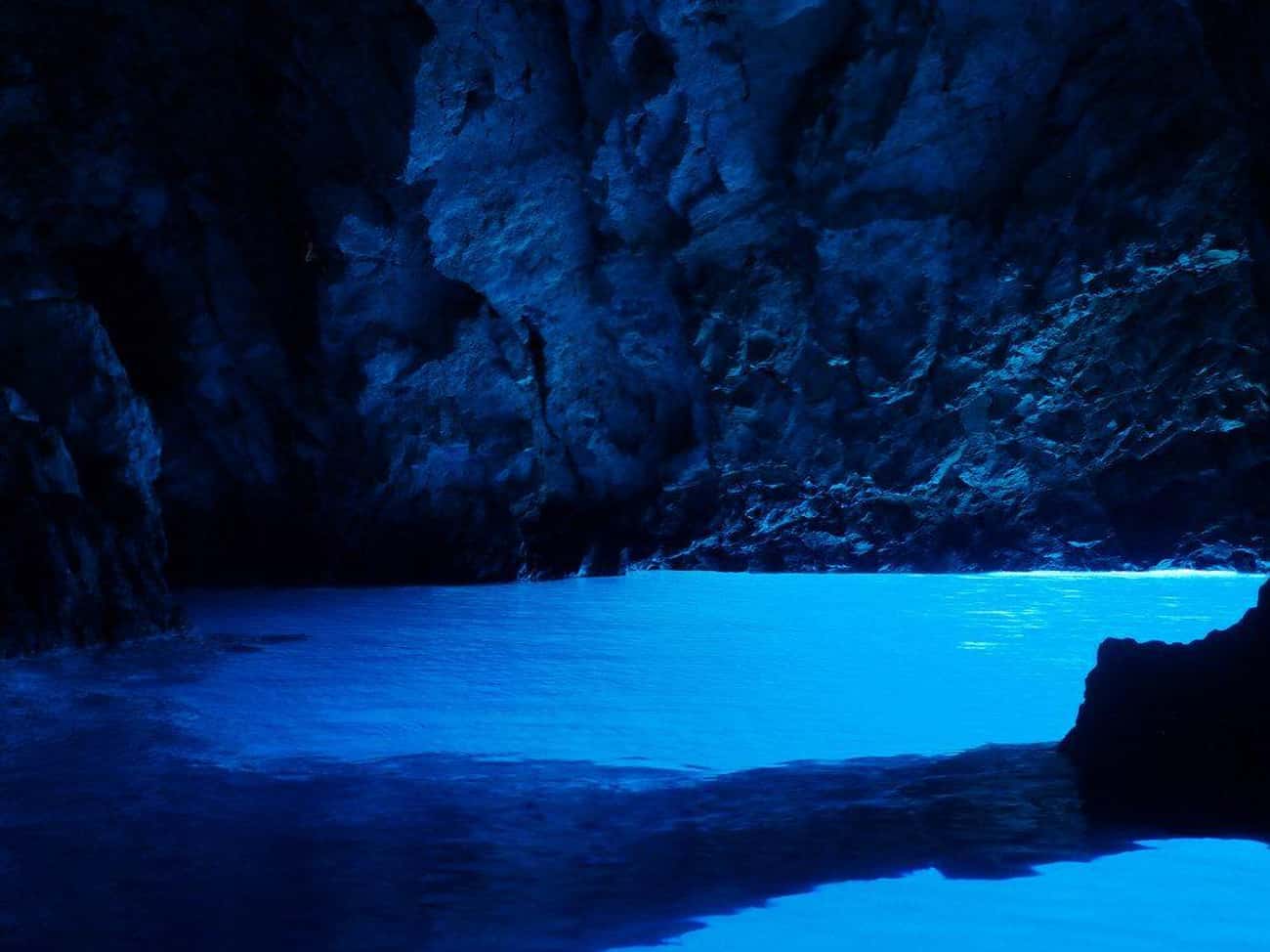 Пещера с голубыми оттенками