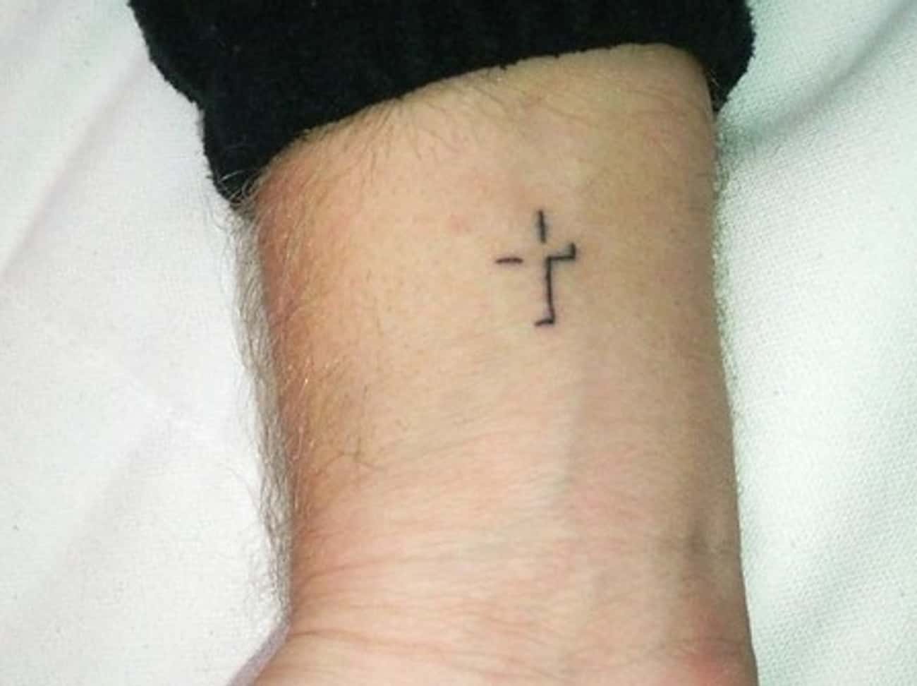 Маленький крест на руке тату