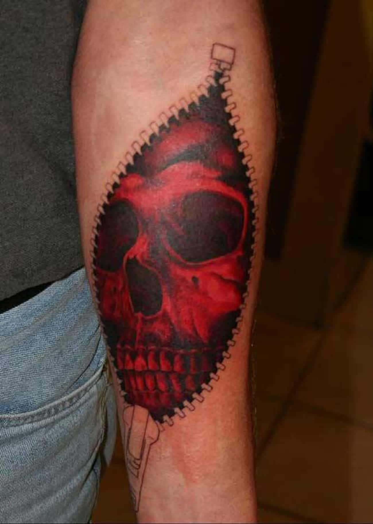 Красная Татуировка на руке