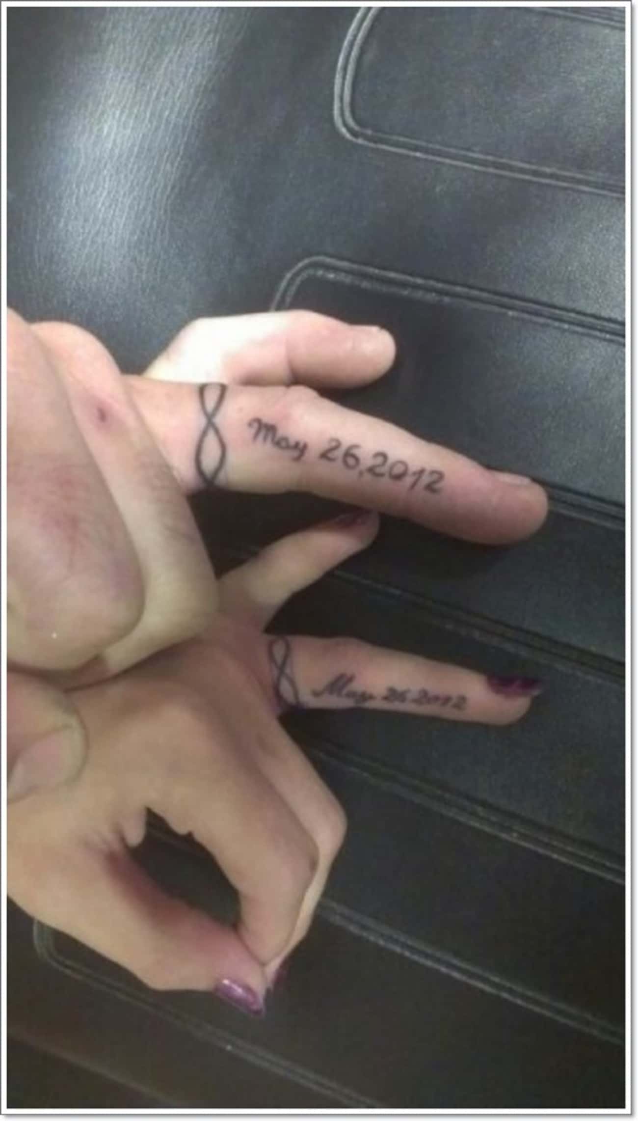 Парные тату на пальцах рук