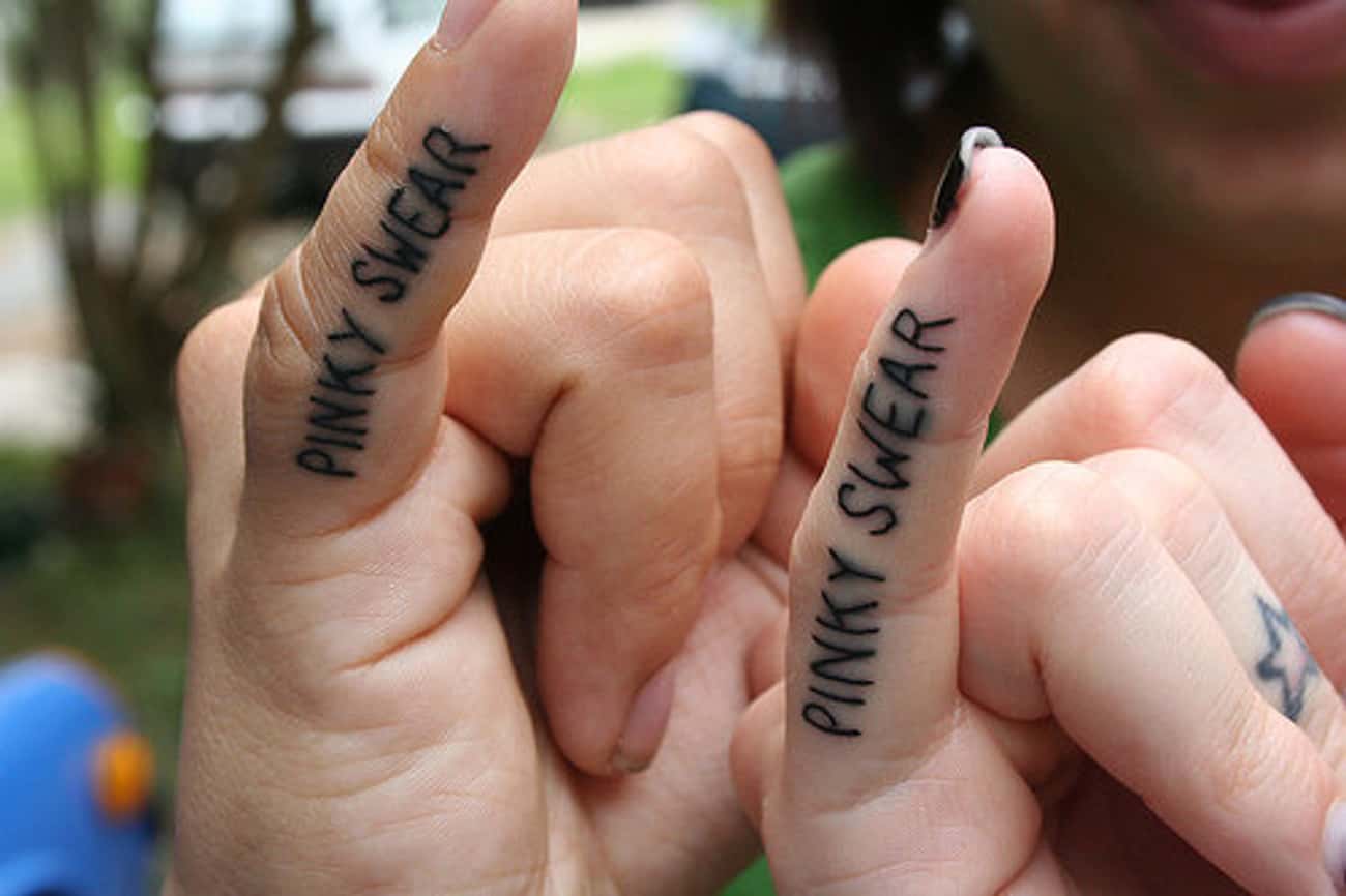 Надписи на пальцах классные тату