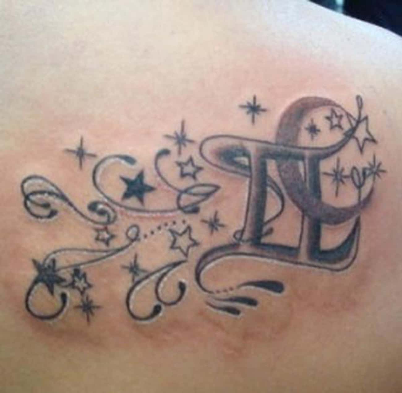 Татуировка знака зодиака Близнецы на лопатке