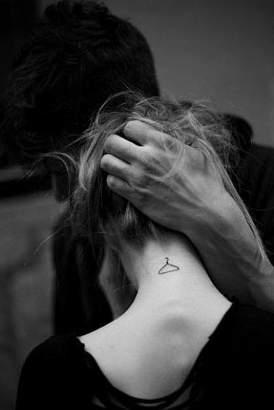 Длинные волосы мем. Она меня за волосы мем. Она меня за волосы мем. Она меня за волосы мем. Мем волосы в хвост.