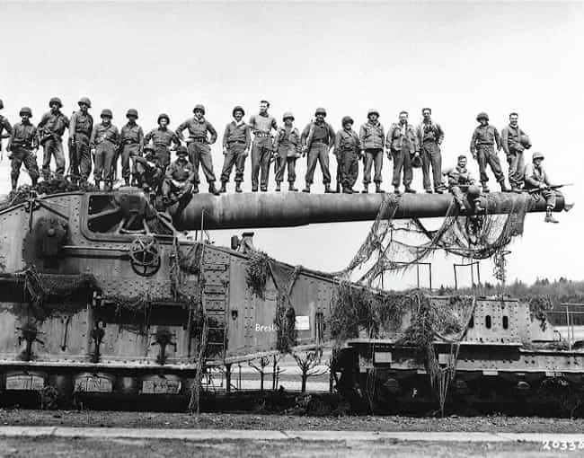 us-troops-pose-on-a-captured-german-railway-gun-photo-u1