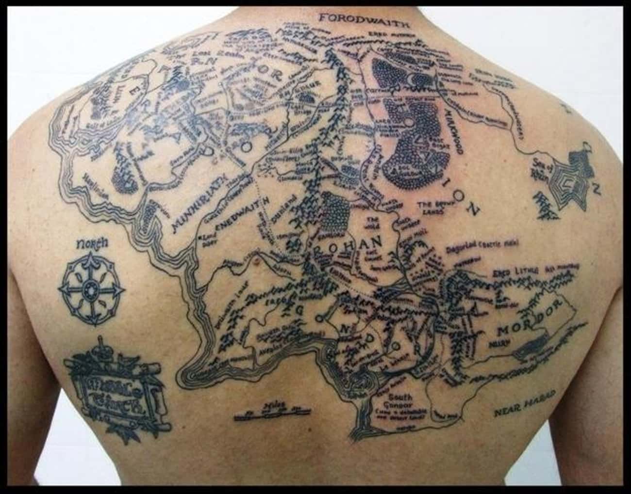 Татуировка в виде карты мира