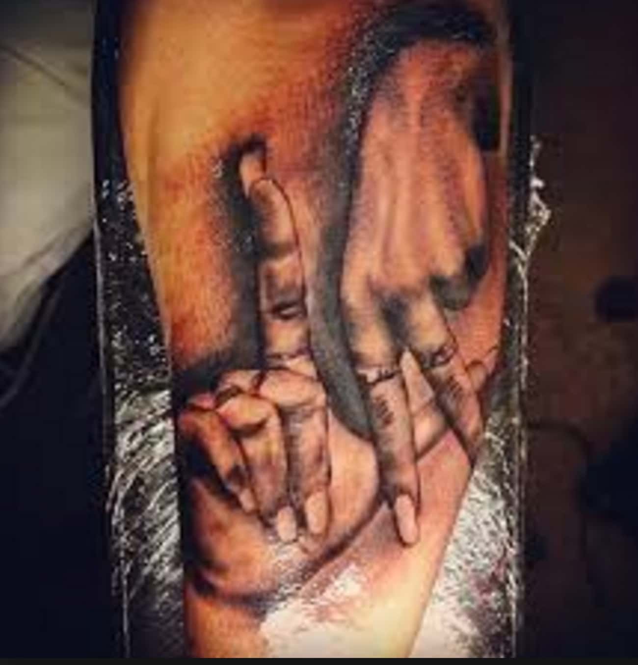 Татуировка la на руке