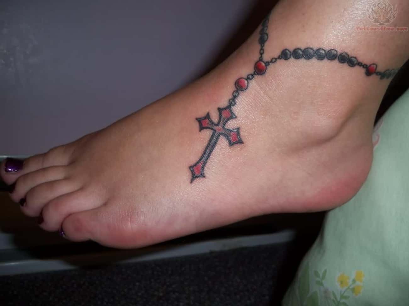Татуировка крестик на ноге