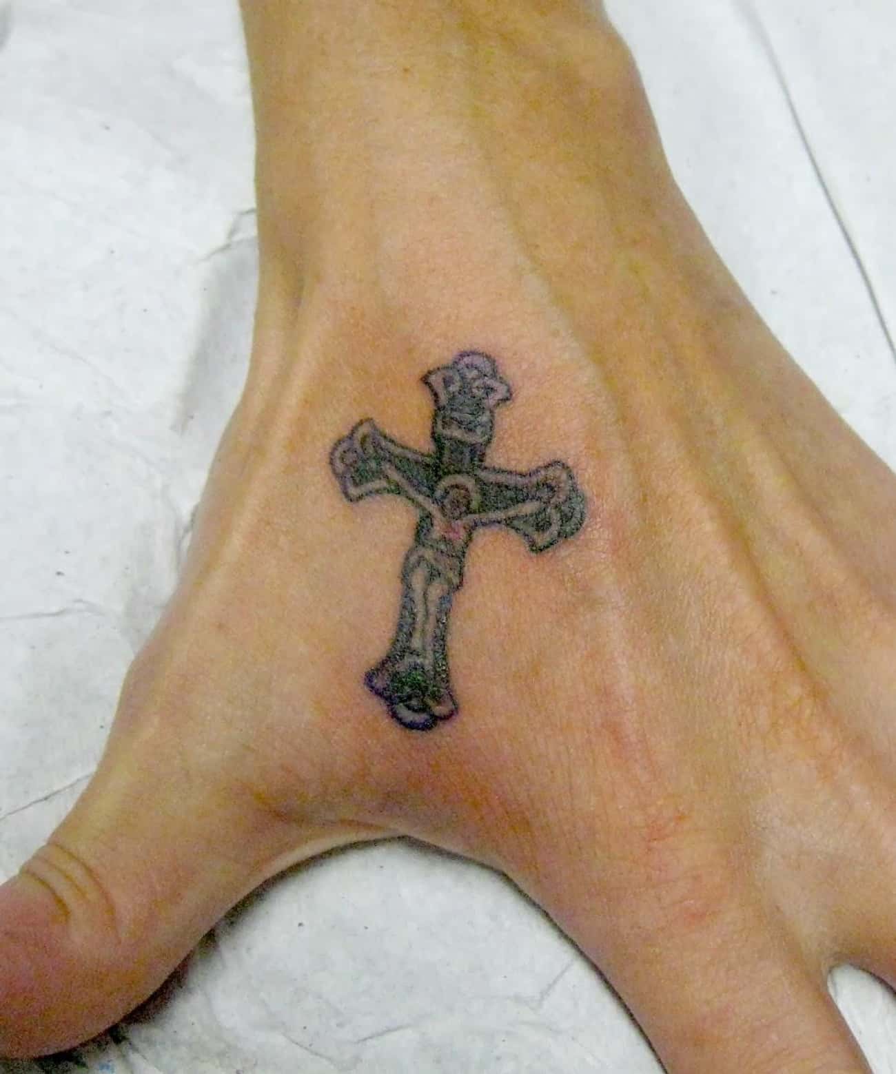 Почему крест в ногах. Тату крест. Тату крест на руке. Тату православный крест. Татуировка христианский крест.