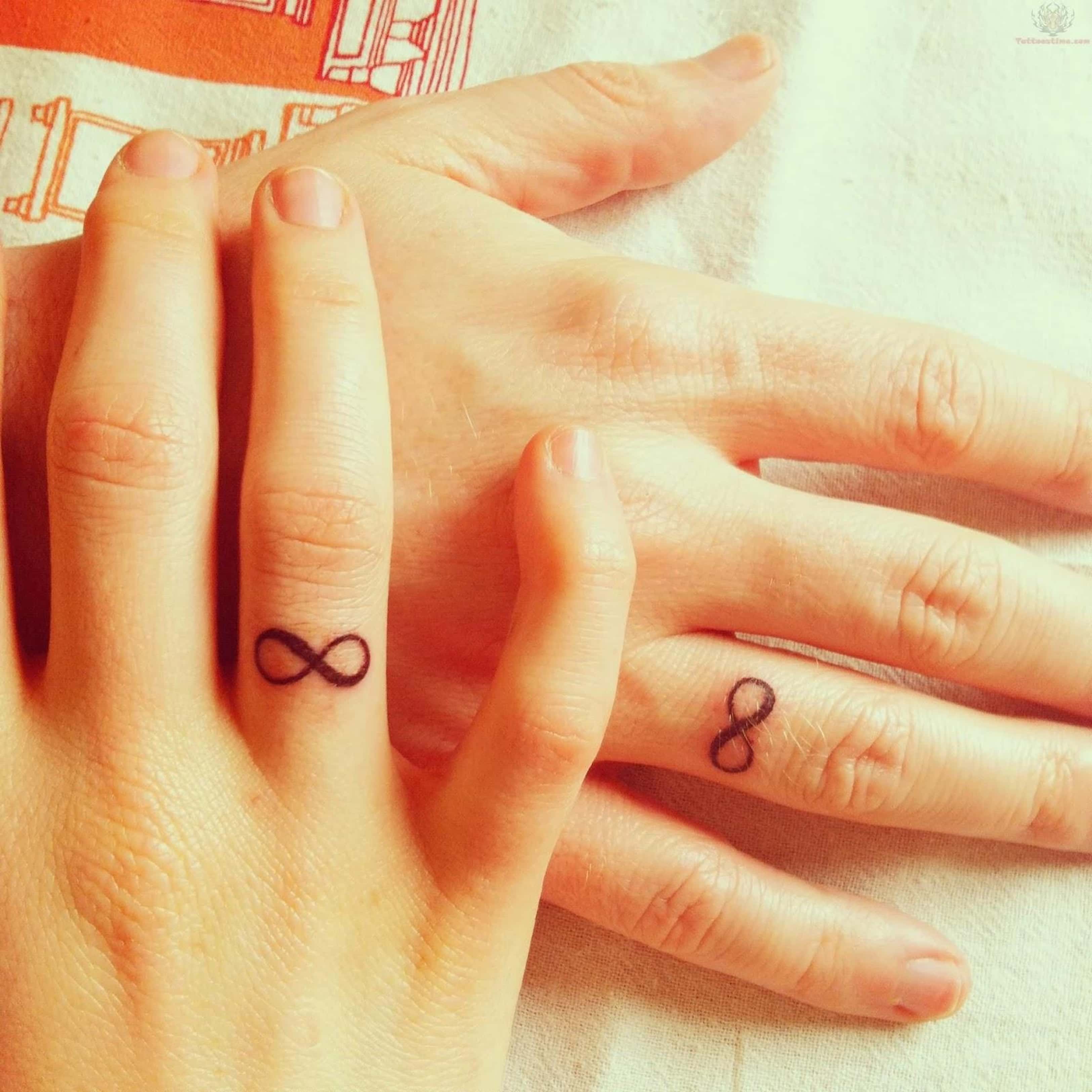 Татуировка знак бесконечности на пальце