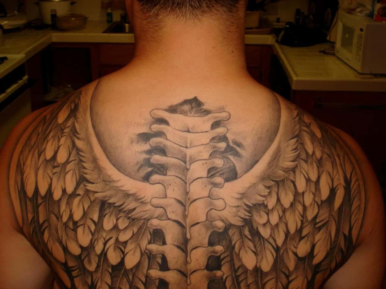 Крылья на спине тату мужские
