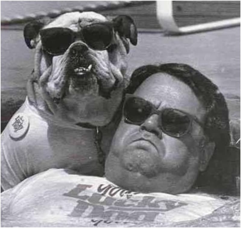 Такой и хозяин. Человек похож на булдок. Лиам пейн с щенками. Тофер брофи. Такой и хозяин.