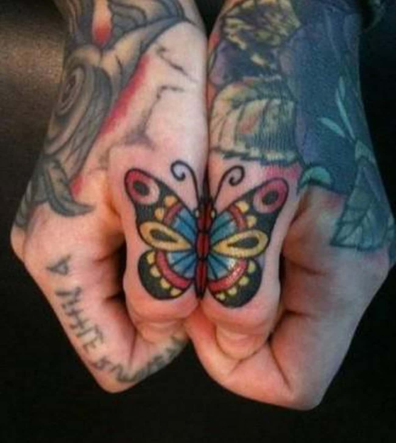 Парные тату бабочки на пальце