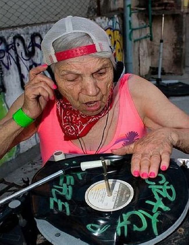 Подбить бабки. Бабуля с автоматом. Бабушка гадает. Бабулька на метле. Бабки с вениками.