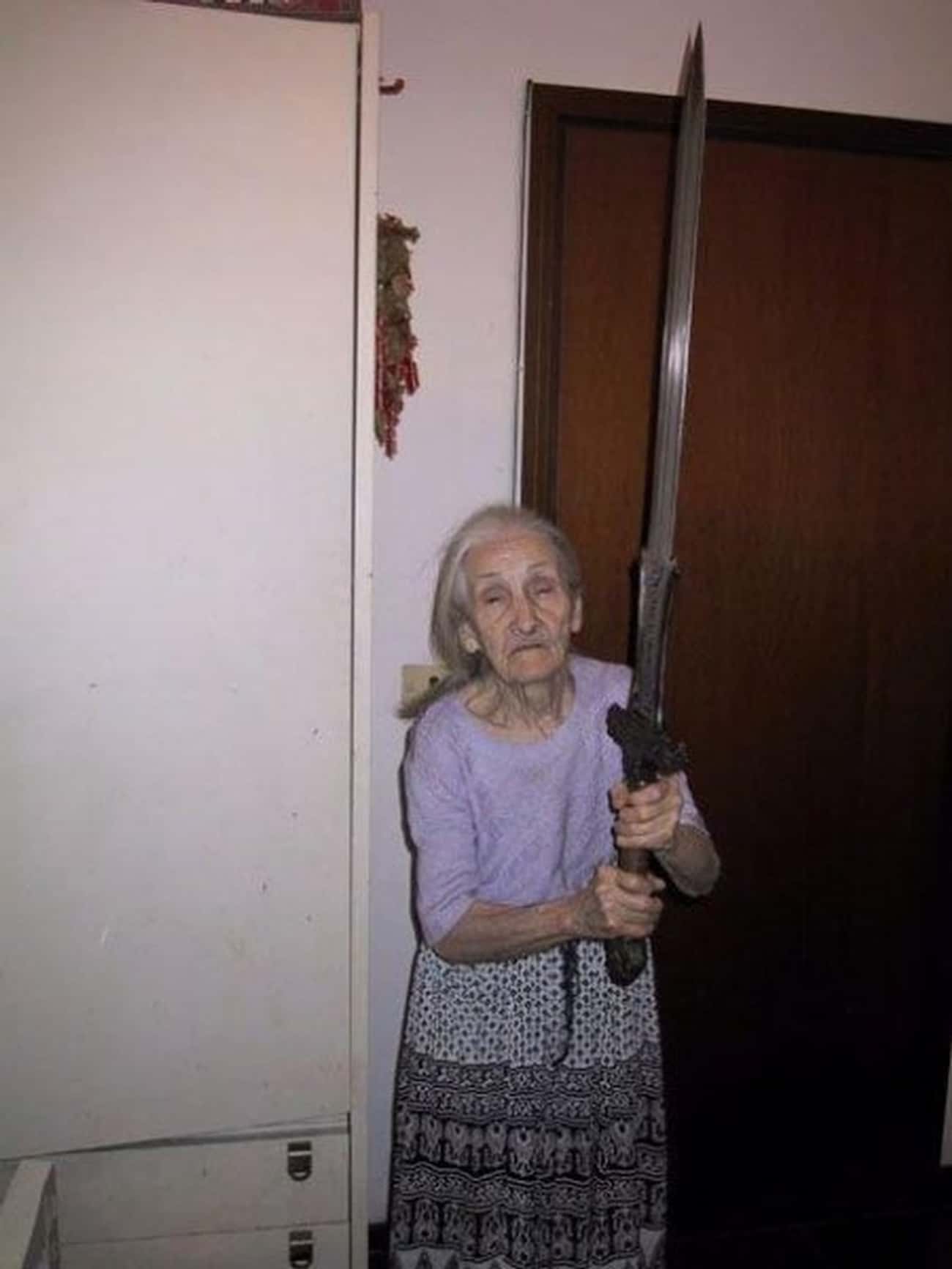 Бабка с мечом