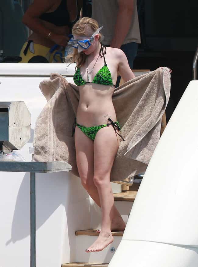 Avril Lavigne Bikini Porn - The Hottest Avril Lavigne Bikini Pictures - ViraLuck