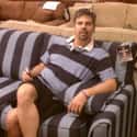 This Man Who Found the Couch of His Dreams on Random People Who Accidentally Blended Into Their Surroundings