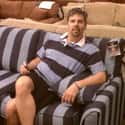 This Man Who Found the Couch of His Dreams on Random People Who Accidentally Blended Into Their Surroundings
