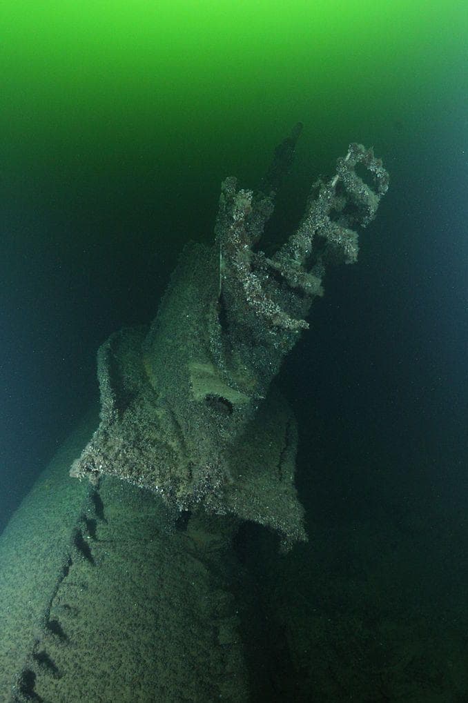 kapal tua di dalam perut lautan